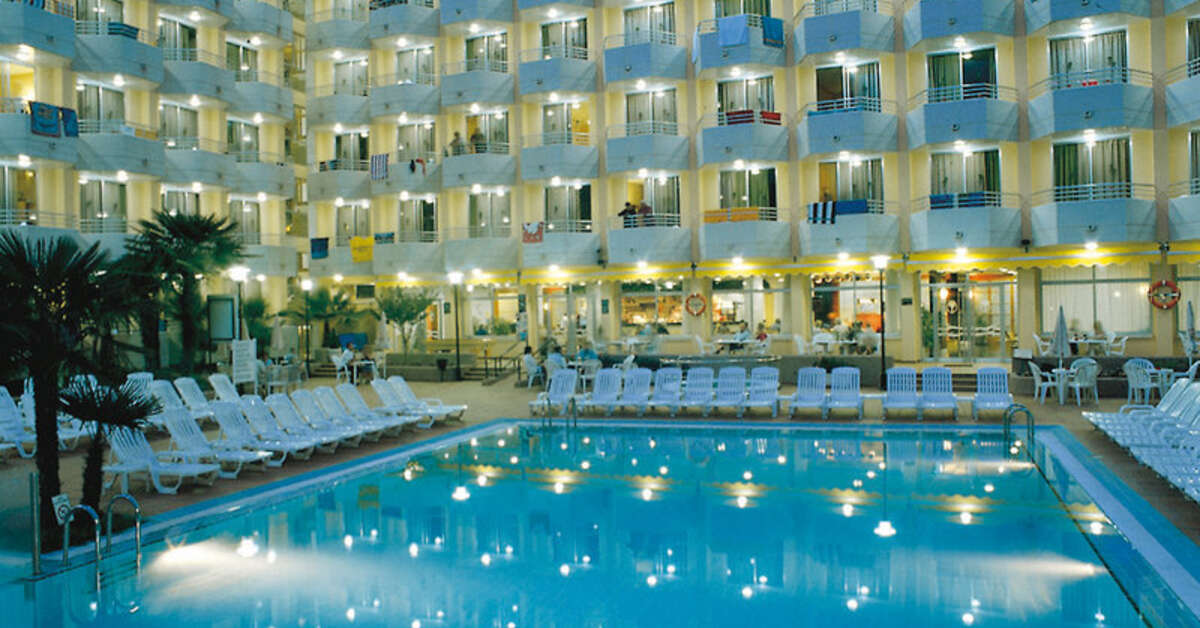 Een foto van het zwembad bij Hotel GHT Oasis Tossa