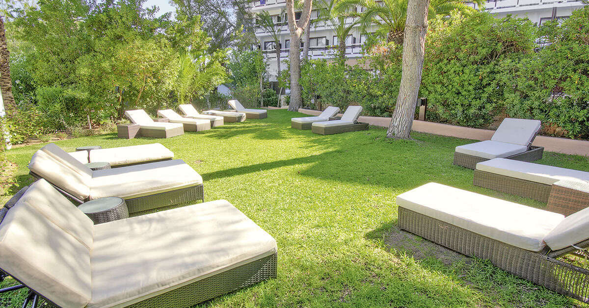 Een foto van het terras bij azuLine Hotel Bergantin