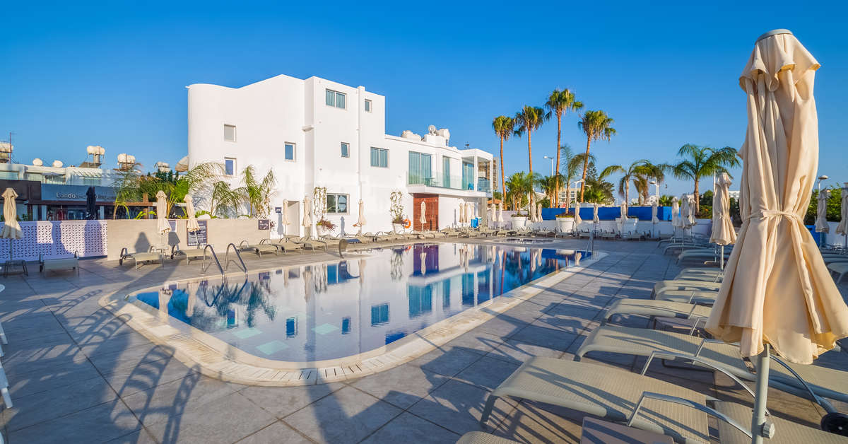 Ein Foto vom Pool im Protaras Plaza Hotel