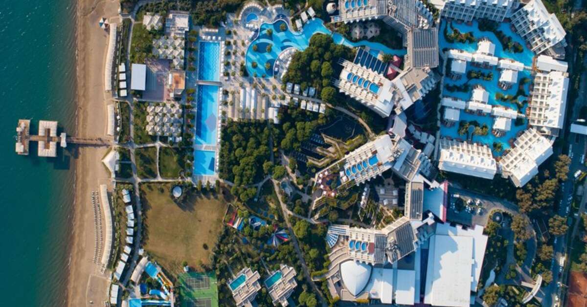 Een foto van het zwembad bij Susesi Luxury Resort