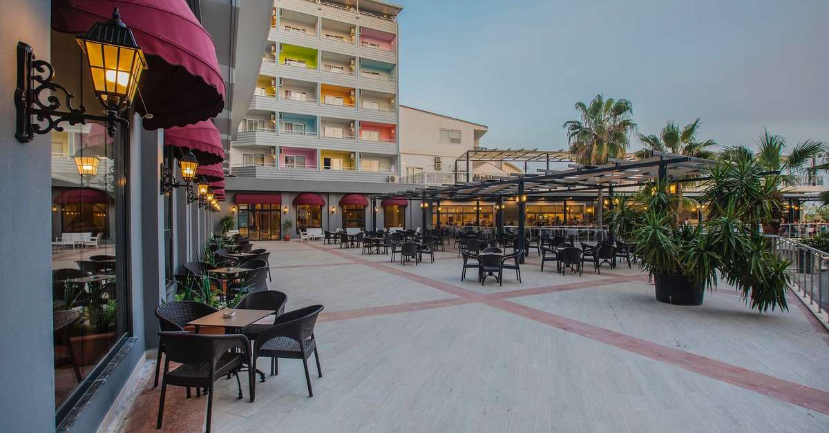 Een foto van het terras bij Mira Meridia Beach Hotel