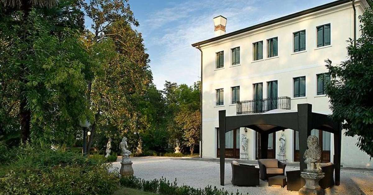 Een foto van de buitenkant van Villa Pace Park Hotel Bolognese