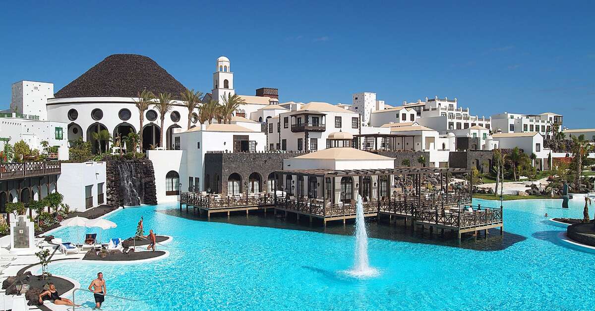 Een foto van het zwembad bij Hotel Livvo Volcan Lanzarote