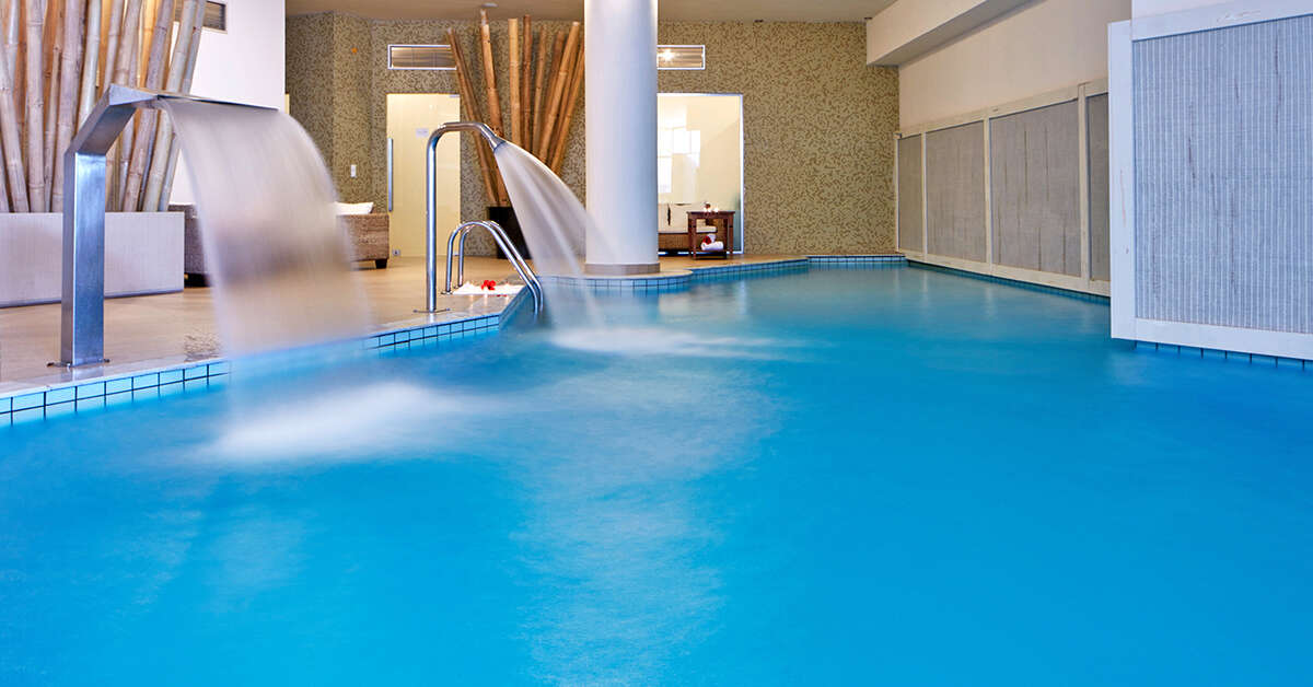 Een foto van het zwembad bij The Island Hotel