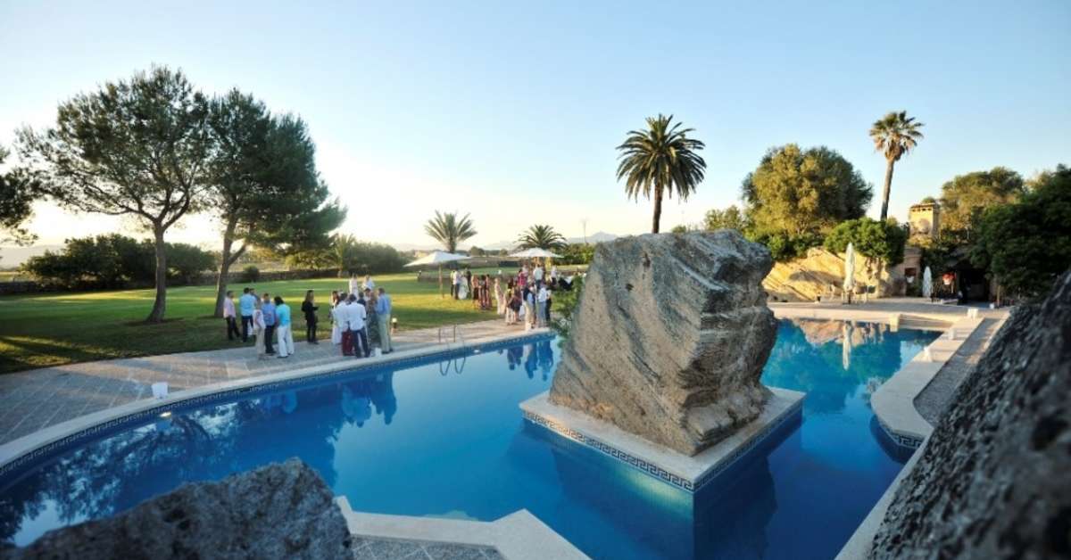 Een foto van het zwembad bij Casal Santa Eulalia