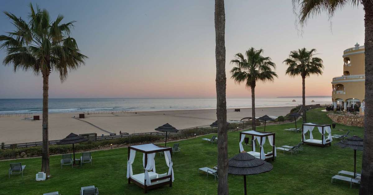 Een foto van het terras bij AP Oriental Beach