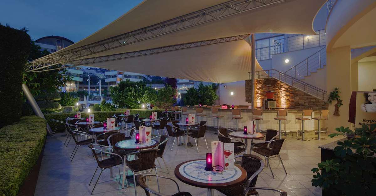 Een foto van het terras bij Alaiye Resort & Spa Hotel