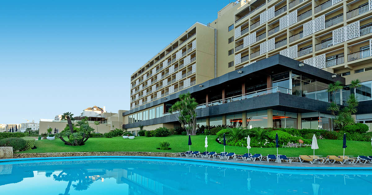 Een foto van het zwembad bij Algarve Casino Hotel