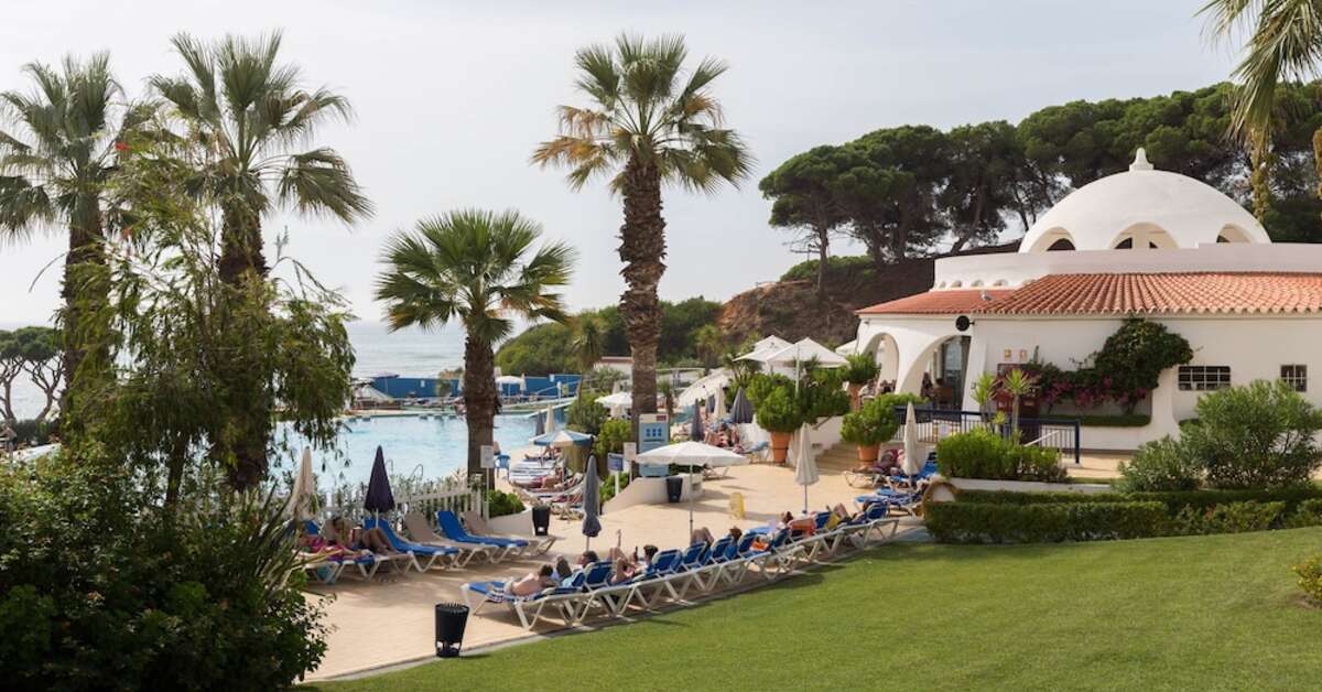 Een foto van het zwembad bij Grand Muthu Oura View Beach Club