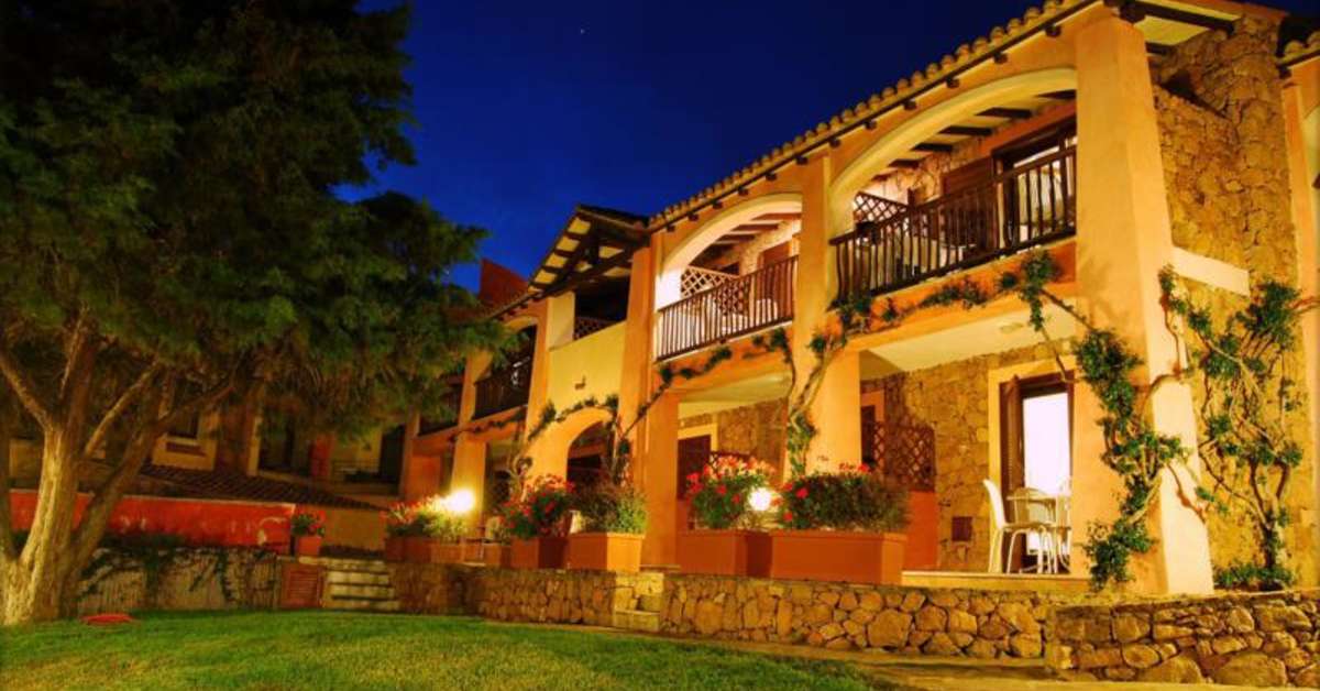 Een foto van de buitenkant van Baia Caddinas Resort & Spa
