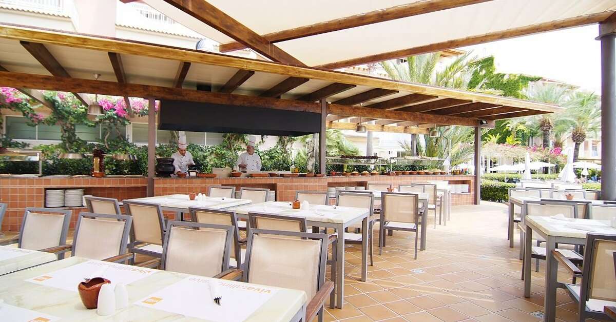 Een foto van het terras bij Hotel Zafiro Bahia