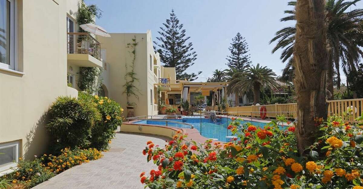 Een foto van het terras bij Lambrinos Suites