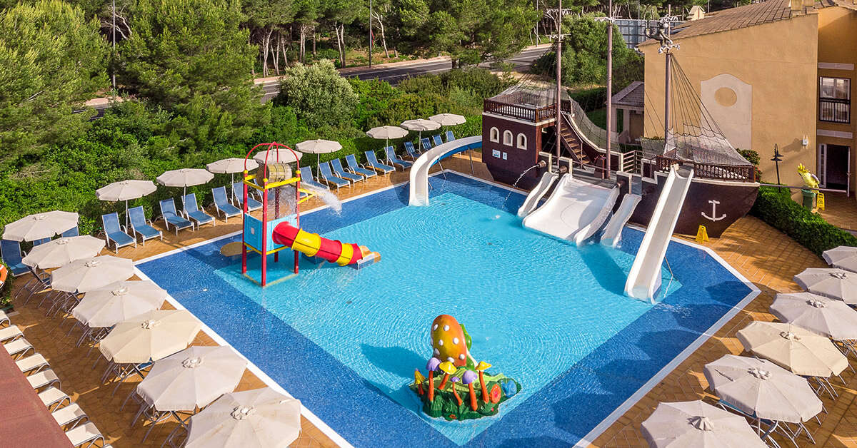 Een foto van het zwembad bij Hotel Zafiro Menorca