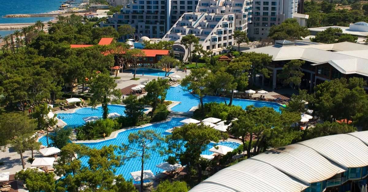 Een foto van het zwembad bij Rixos Sungate