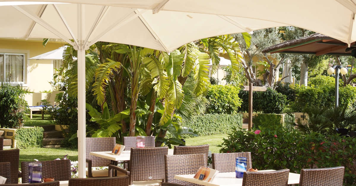 Een foto van het terras bij Hotel Zafiro Palmanova