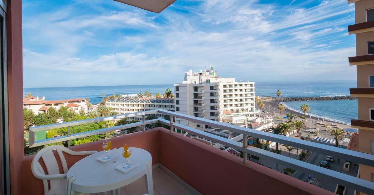 Een foto van het terras bij Checkin Concordia Playa