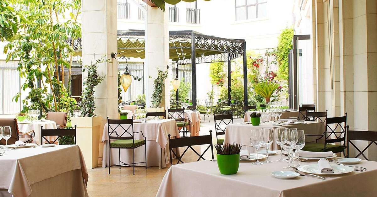 Een foto van het terras bij The Westin Valencia