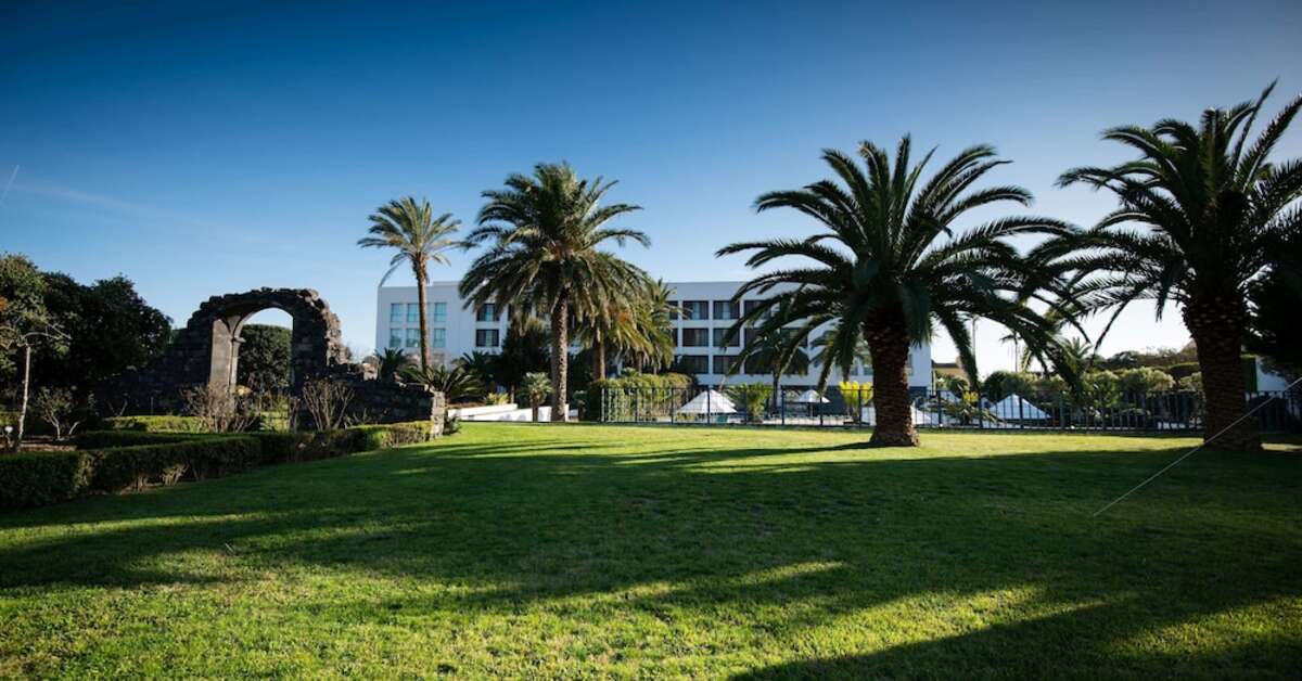 Een foto van de buitenkant van Azoris Royal Garden Hotel