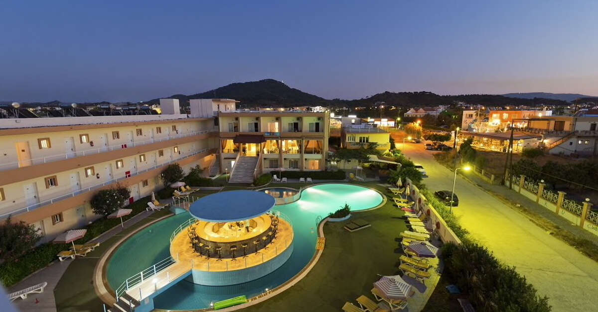 Een foto van het zwembad bij Bayside Hotel Katsaras