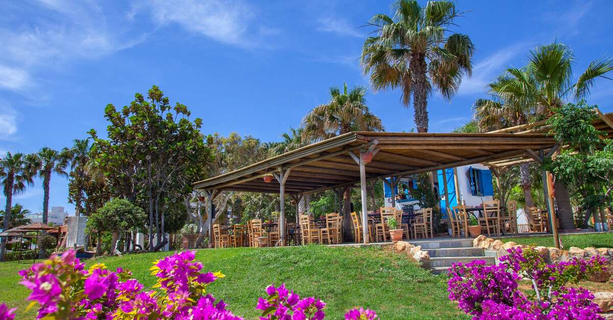 Een foto van het terras bij Cavo Maris Beach Hotel