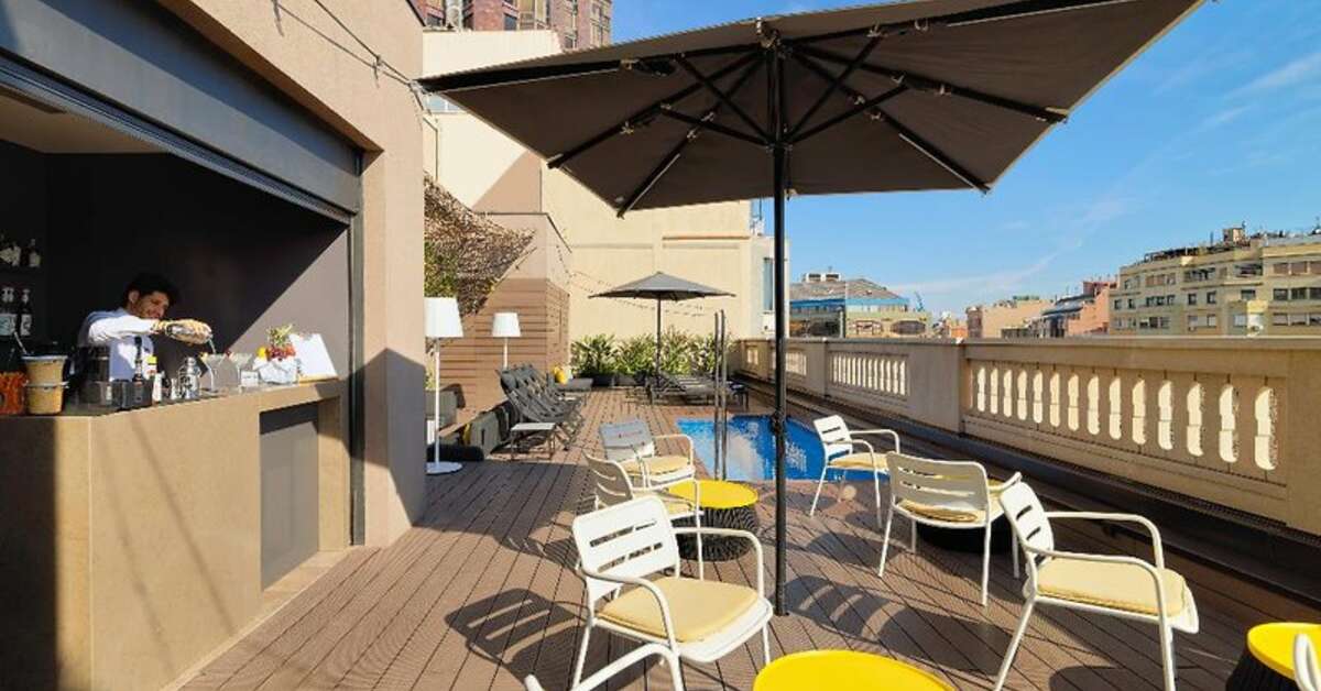 Ein Foto von der Terrasse im H10 Urquinaona Plaza