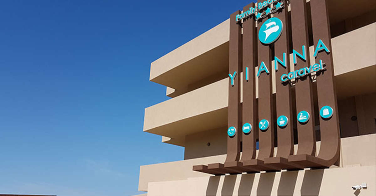 Een foto van de buitenkant van Yianna Caravel Beach Hotel