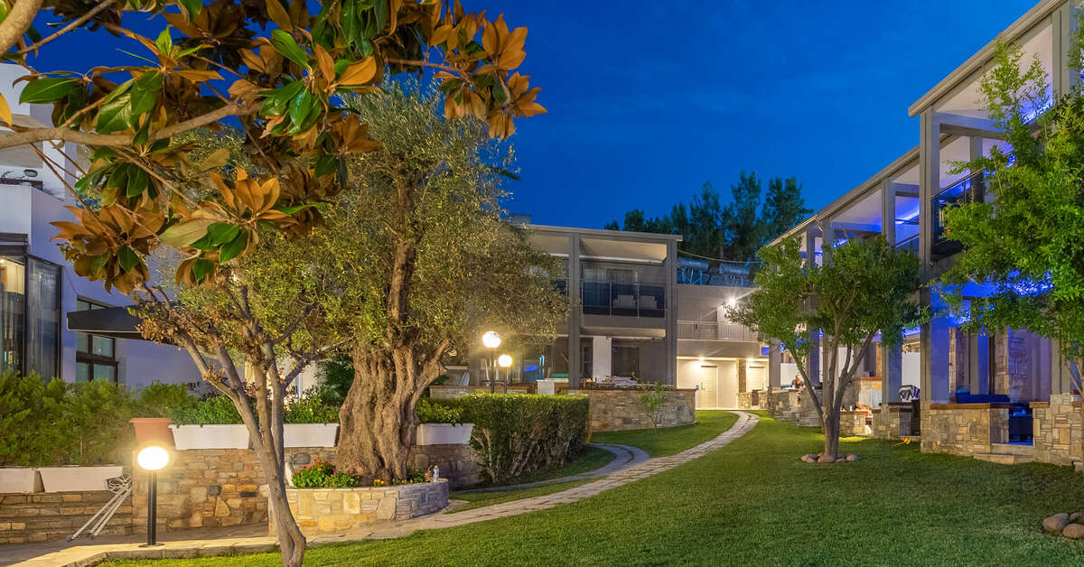 Een foto van de buitenkant van Dionysos Hotel & Studios