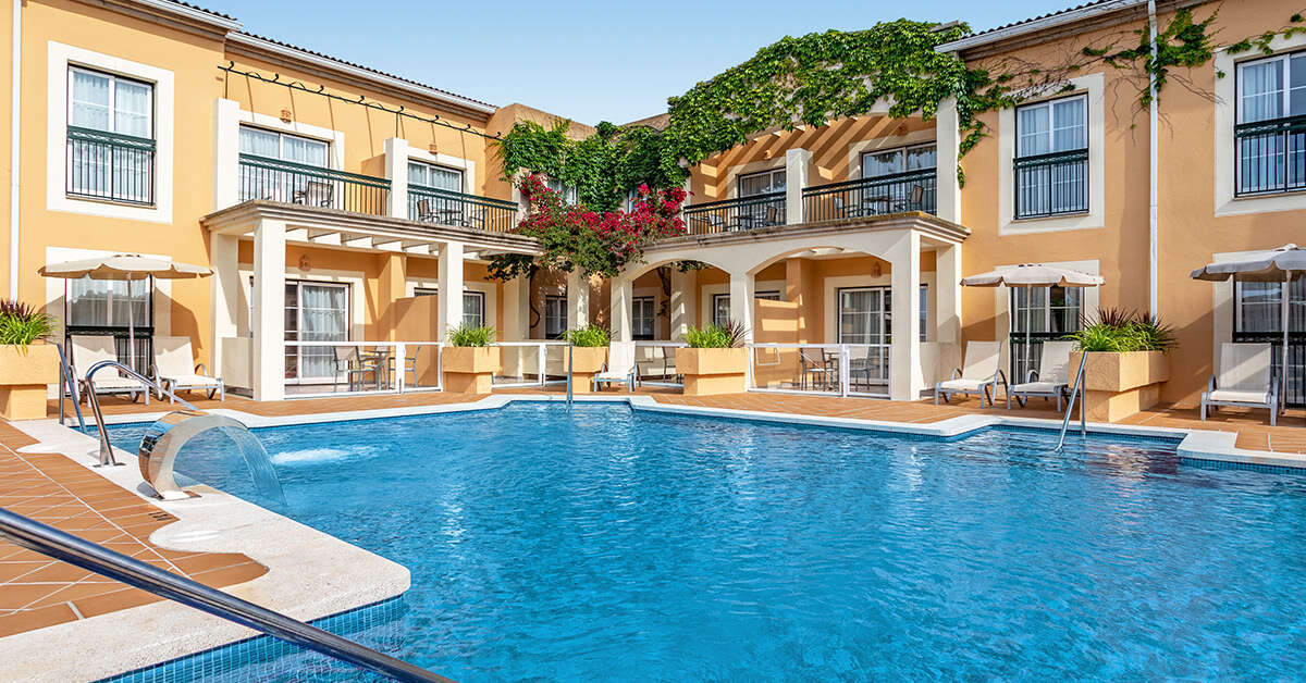 Een foto van het zwembad bij Hotel Zafiro Menorca