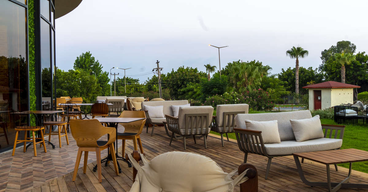 Een foto van het terras bij Side Square Hotel