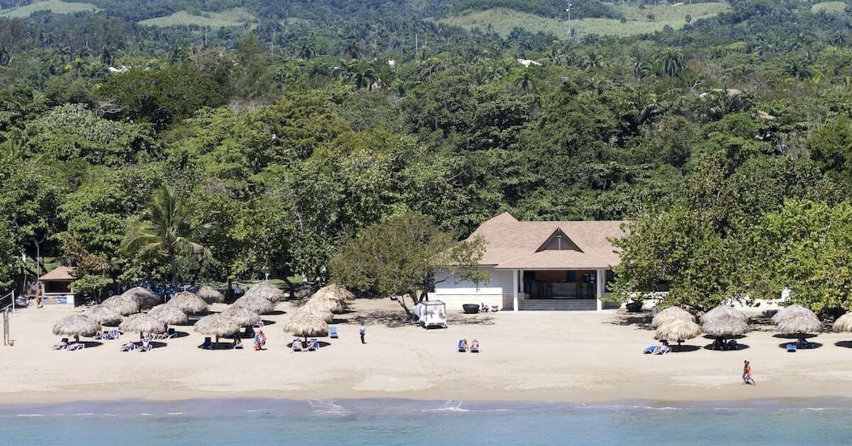 Een foto van het strand bij BlueBay Villas Doradas