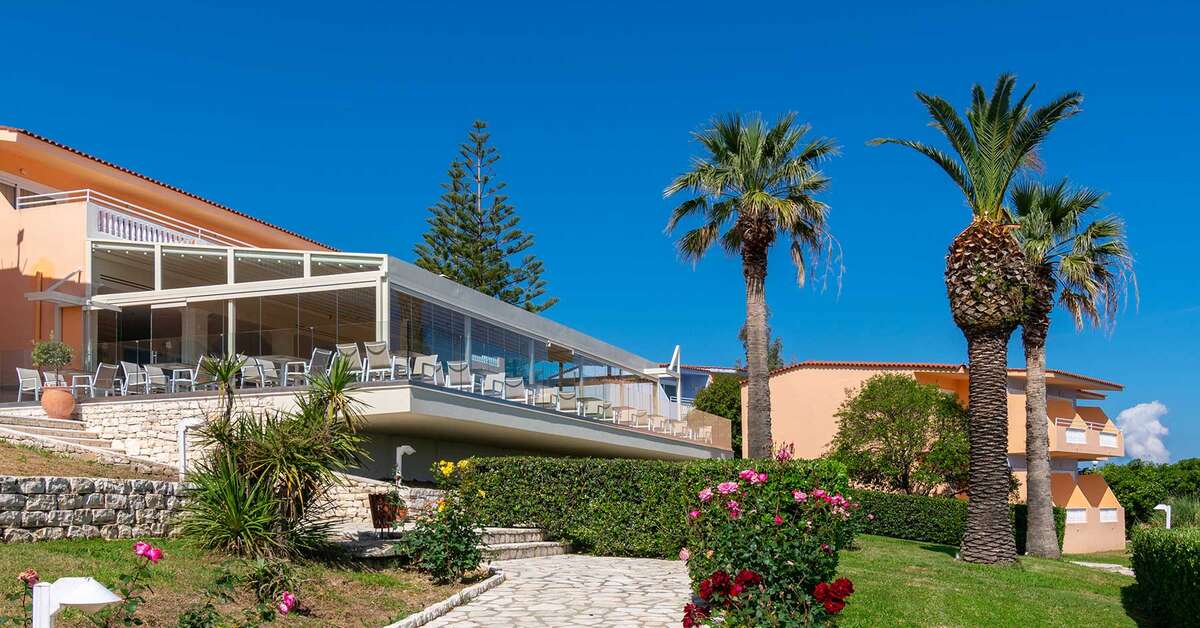 Een foto van het terras bij Hotel Ibiscus Corfu