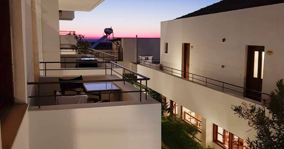 Een foto van de buitenkant van Amazones Village Suites