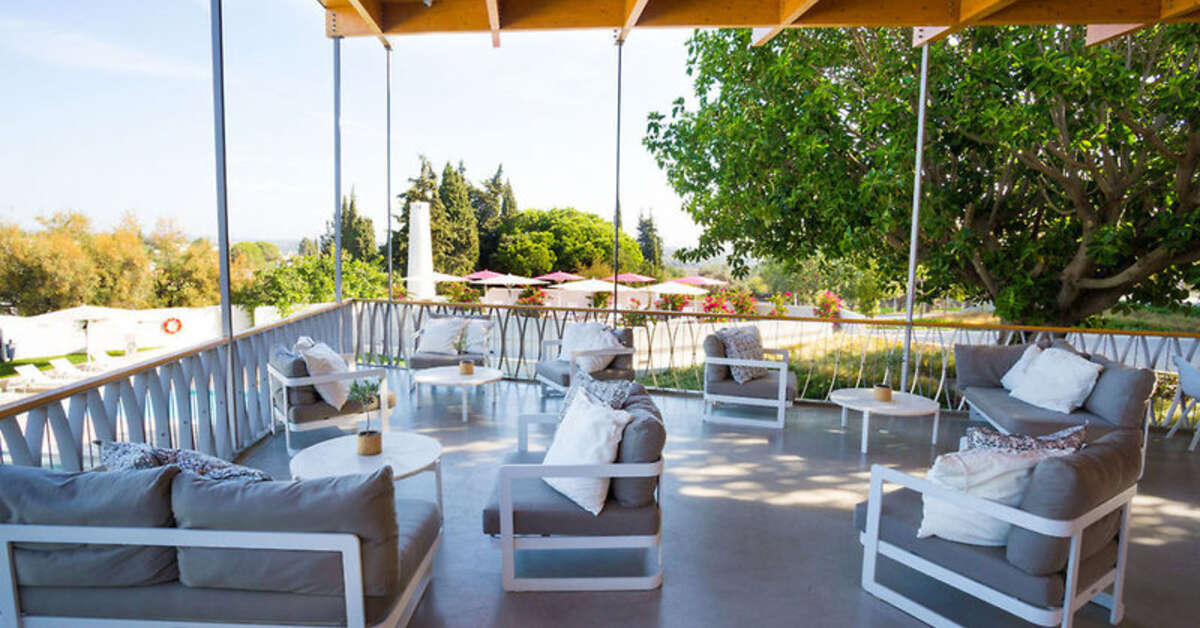 Een foto van het terras bij Ozadi Tavira Hotel