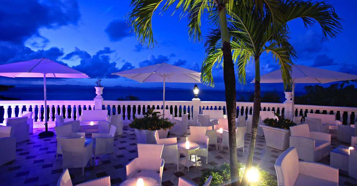 Een foto van het terras bij Luxury Bahia Principe Cayo Levantado