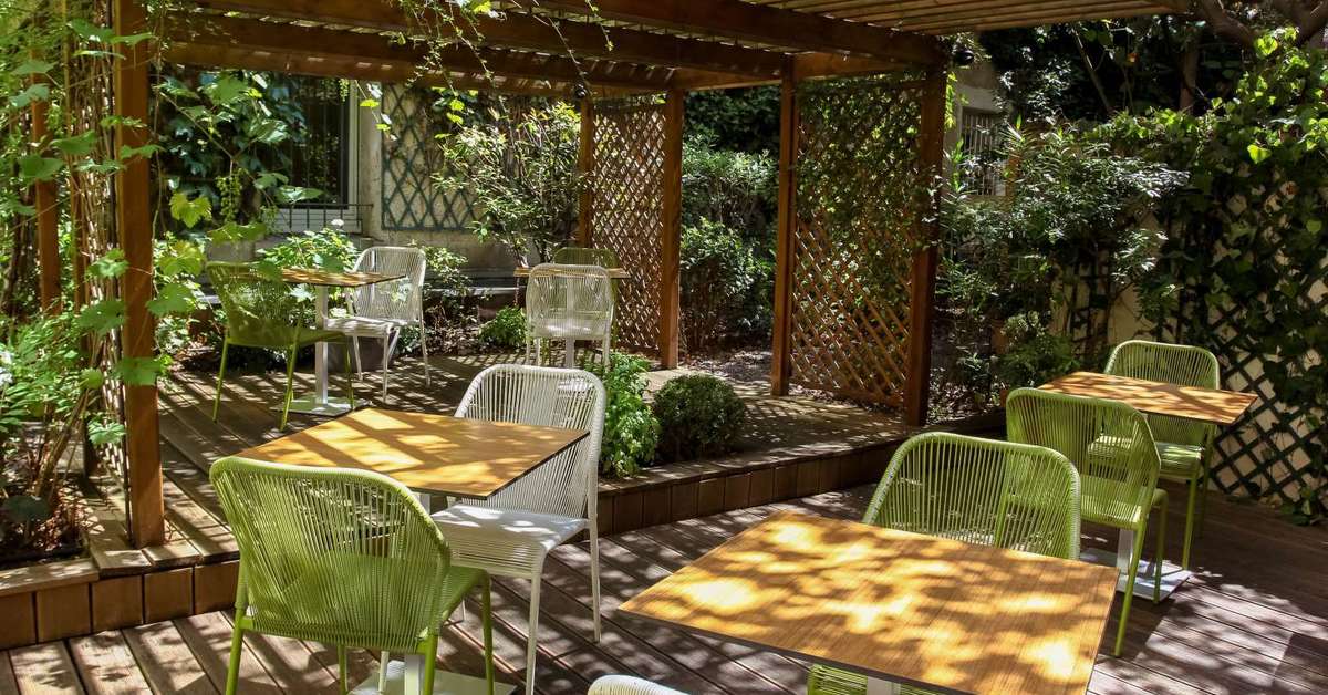 Een foto van het terras bij Hotel Paris Louis Blanc