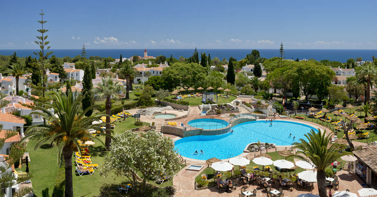 Een foto van het zwembad bij Rocha Brava Resort