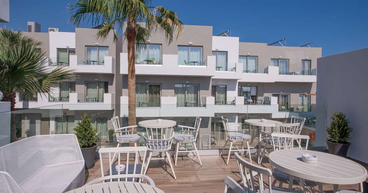Een foto van het terras bij Hotel Cactus Bay