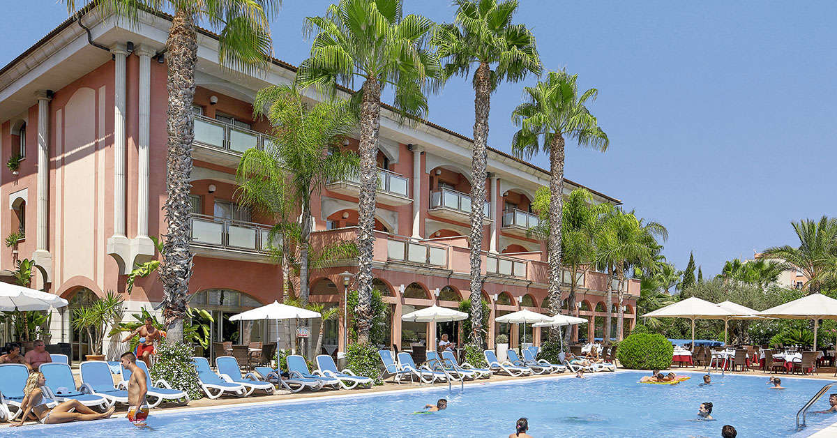 Een foto van het zwembad bij Allsun Hotel Estrella & Coral de Mar