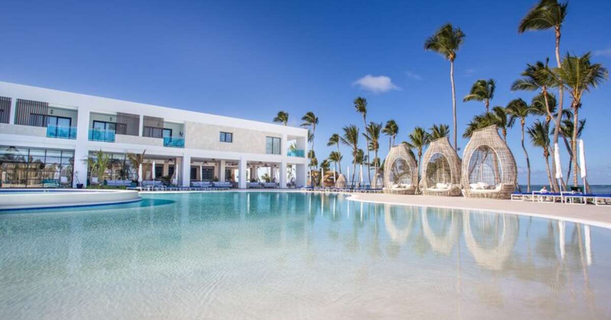 Een foto van het zwembad bij Serenade Punta Cana