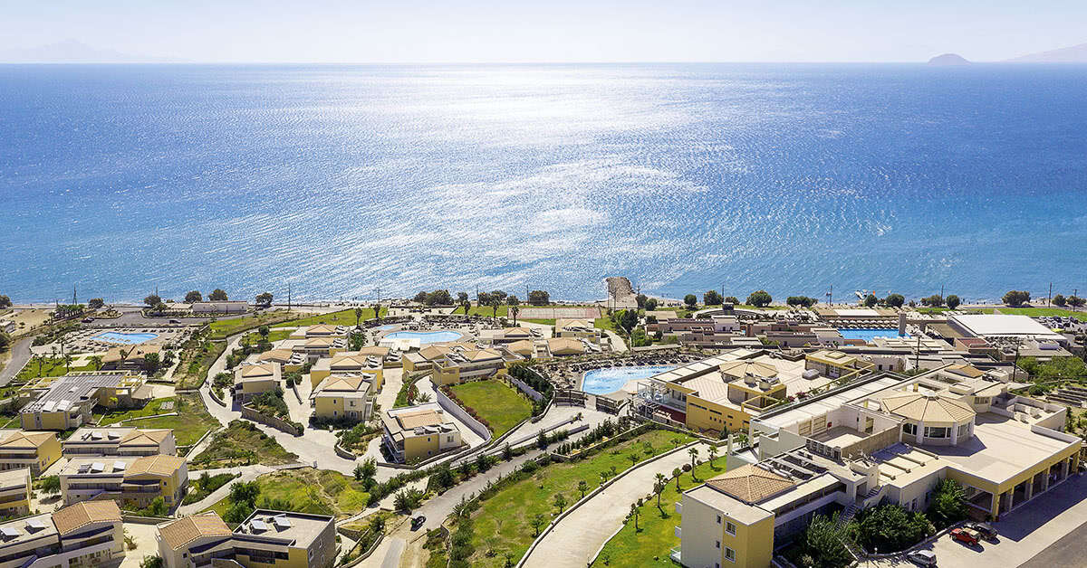 Een foto van de buitenkant van Grand Blue Beach Hotel