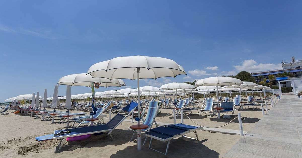 Een foto van het strand bij Ticho’s Greenblu Hotel