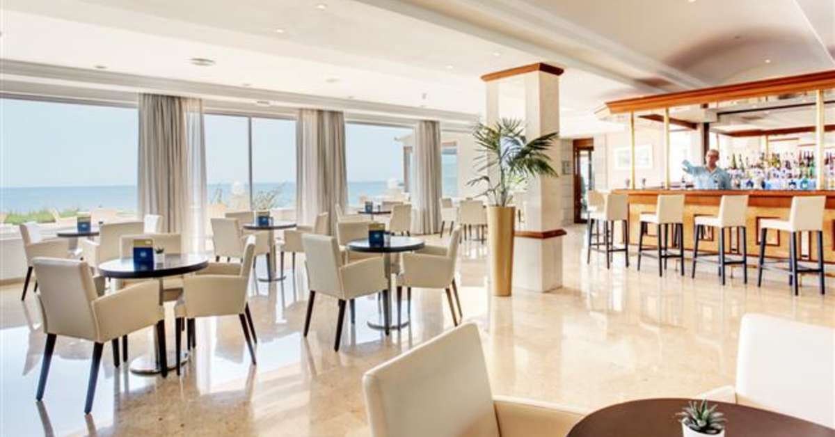 Een foto van het interieur van Grupotel Aguait Resort & Spa