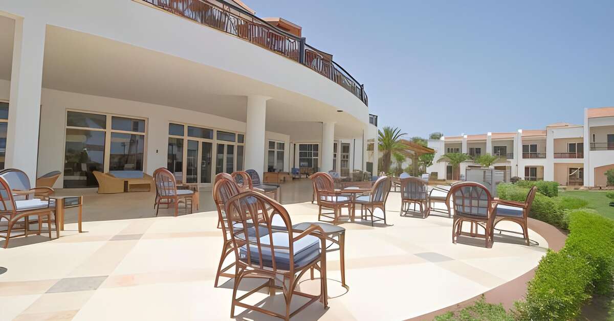 Ein Foto von der Terrasse im Sunrise Alma Bay Resort