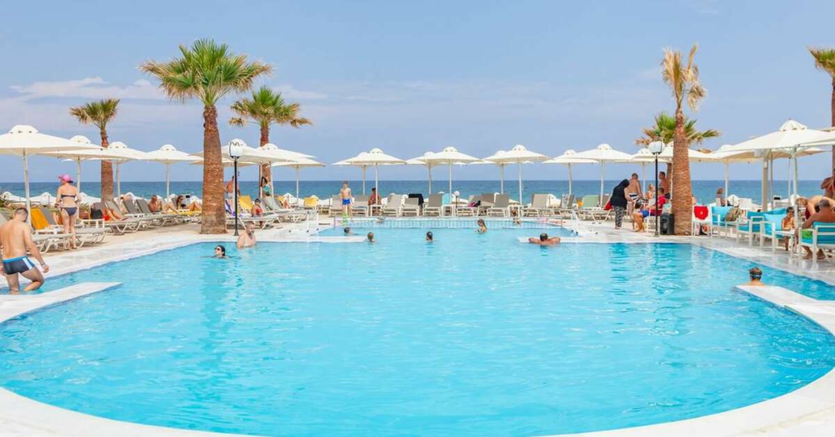 Een foto van het zwembad bij Harmony Rethymno Beach Hotel