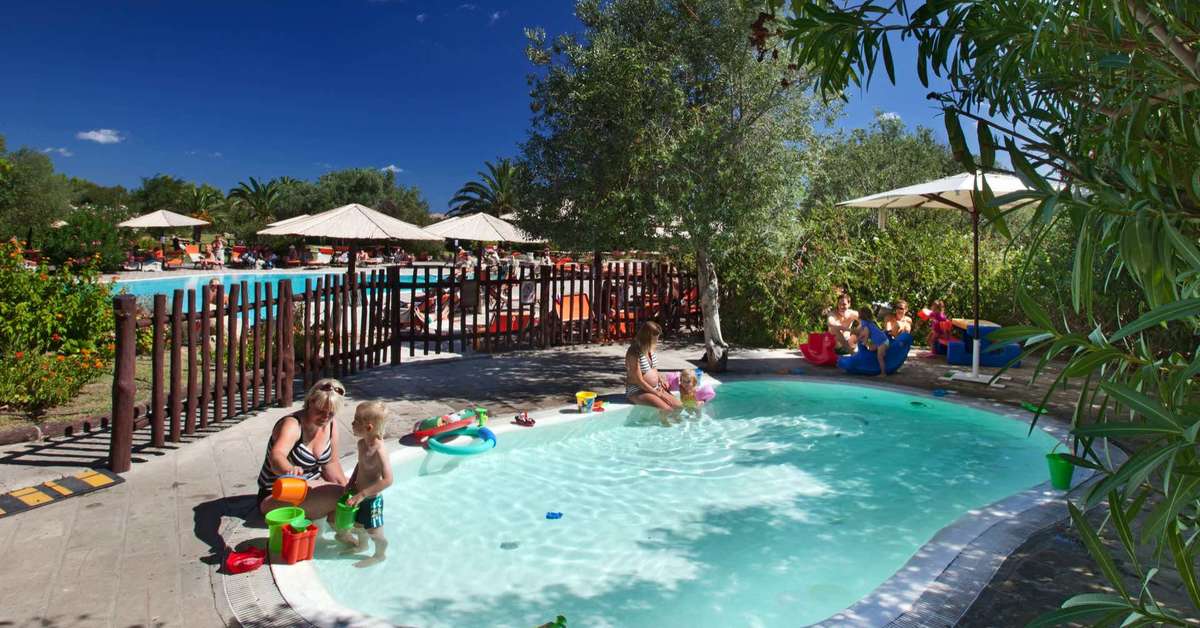 Een foto van het zwembad bij Resort Cala di Falco
