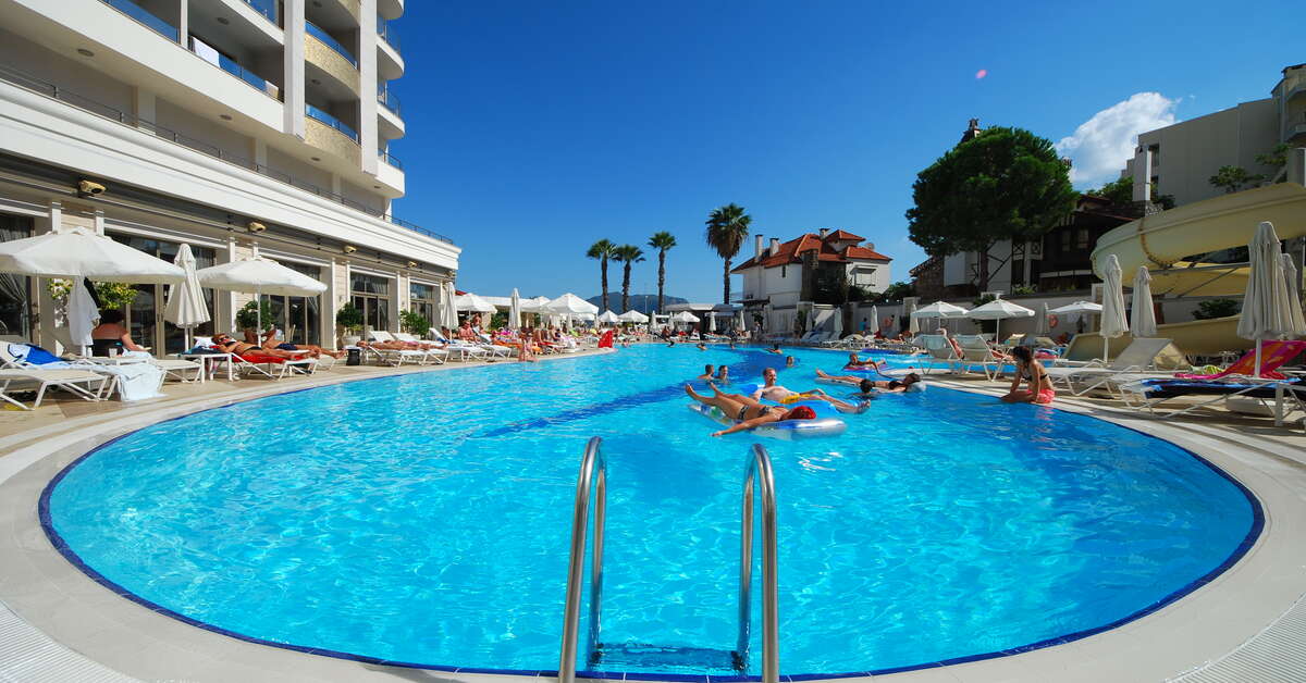 Een foto van het zwembad bij Hotel Golden Rock Beach