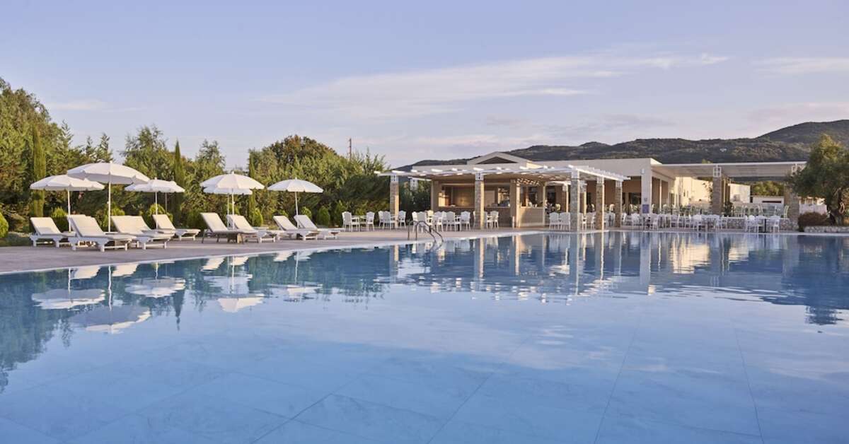 Een foto van het zwembad bij Sandy Beach & Villas