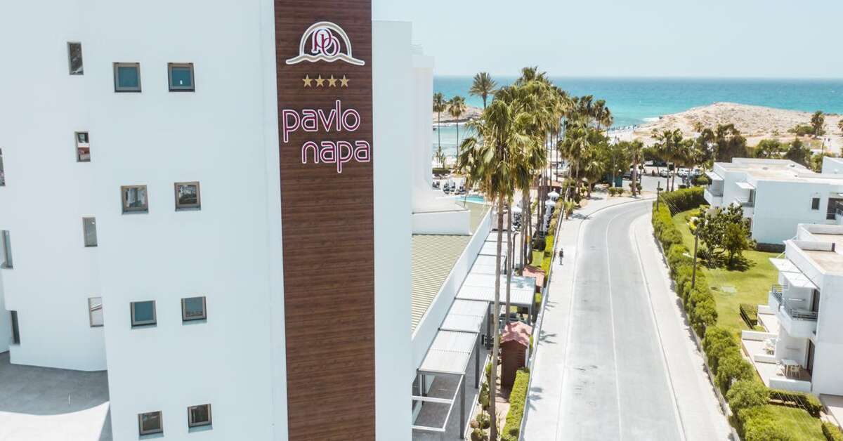 Een foto van de buitenkant van Pavlo Napa Beach Hotel