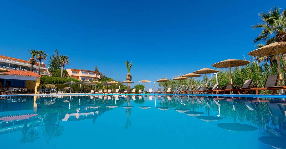 Een foto van het zwembad bij Hotel Ibiscus Corfu