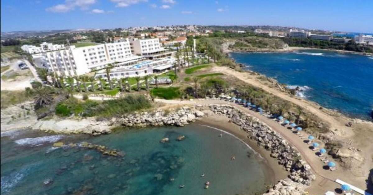 Een foto van de buitenkant van Hotel Queens Bay
